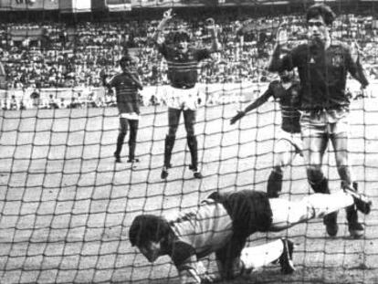 Arconada recibe el primer gol ante Francia en 1984.