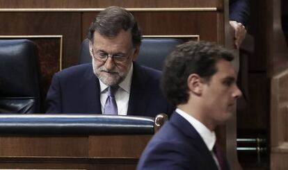 Pleno de Investidura en el Congreso de los Diputados. El presidente de Ciudadanos, Albert Rivera, cruza delante de Mariano Rajoy.