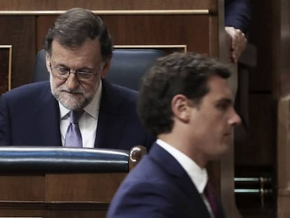 Pleno de Investidura en el Congreso de los Diputados. El presidente de Ciudadanos, Albert Rivera, cruza delante de Mariano Rajoy.