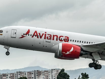 Un avión de Avianca en el aeropuerto El Dorado, de Bogotá.