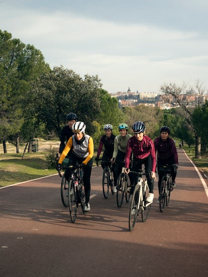 De izquierda a derecha, Sunna Lind, Silvia González, Victoria Núñez, Loreto Margon, Natalia González y Ana Callejas, miembros de #ciclismoPARATODAS.