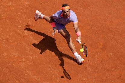 Nadal devuelve la pelota en carrera.