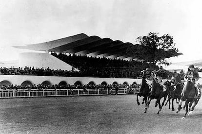 El Hipódromo de la Zarzuela (1941), de los arquitectos C. Arniches y M. Domínguez y el ingeniero E. Torroja.