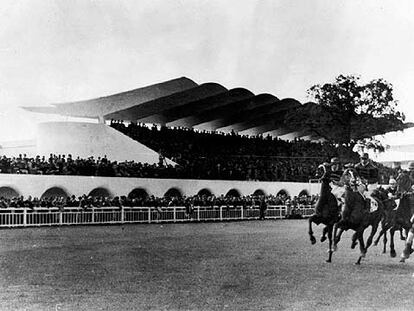 El Hipódromo de la Zarzuela (1941), de los arquitectos C. Arniches y M. Domínguez y el ingeniero E. Torroja.