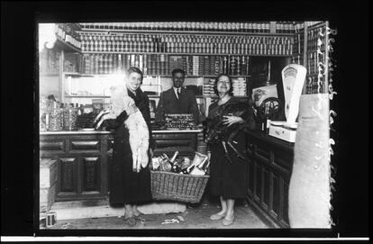 Recogiendo cestas de navidad las tiendas, en 1933.