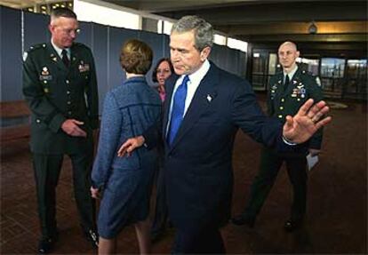 George W. Bush rechaza una pregunta de un periodista, ayer, en la Casa Blanca.