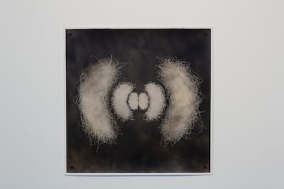 'Probable Drawings' (2025), de Semiconductor (Ruth Jarman & Joe Gerhardt), en la exposición 'Visiones cuánticas' de Tabakalera de San Sebastián. En la obra, una serie de dibujos reflexionan sobre lo incierto de la cuántica. Cada dibujo está hecho con una sola línea continua, que representa los orbitales electrónicos, zonas donde los electrones podrían estar, pero nunca con total certeza.