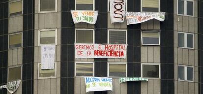 Carteles de protesta en el hospital de La Paz.