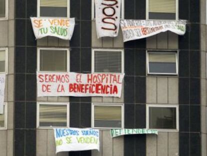Carteles de protesta en el hospital de La Paz.