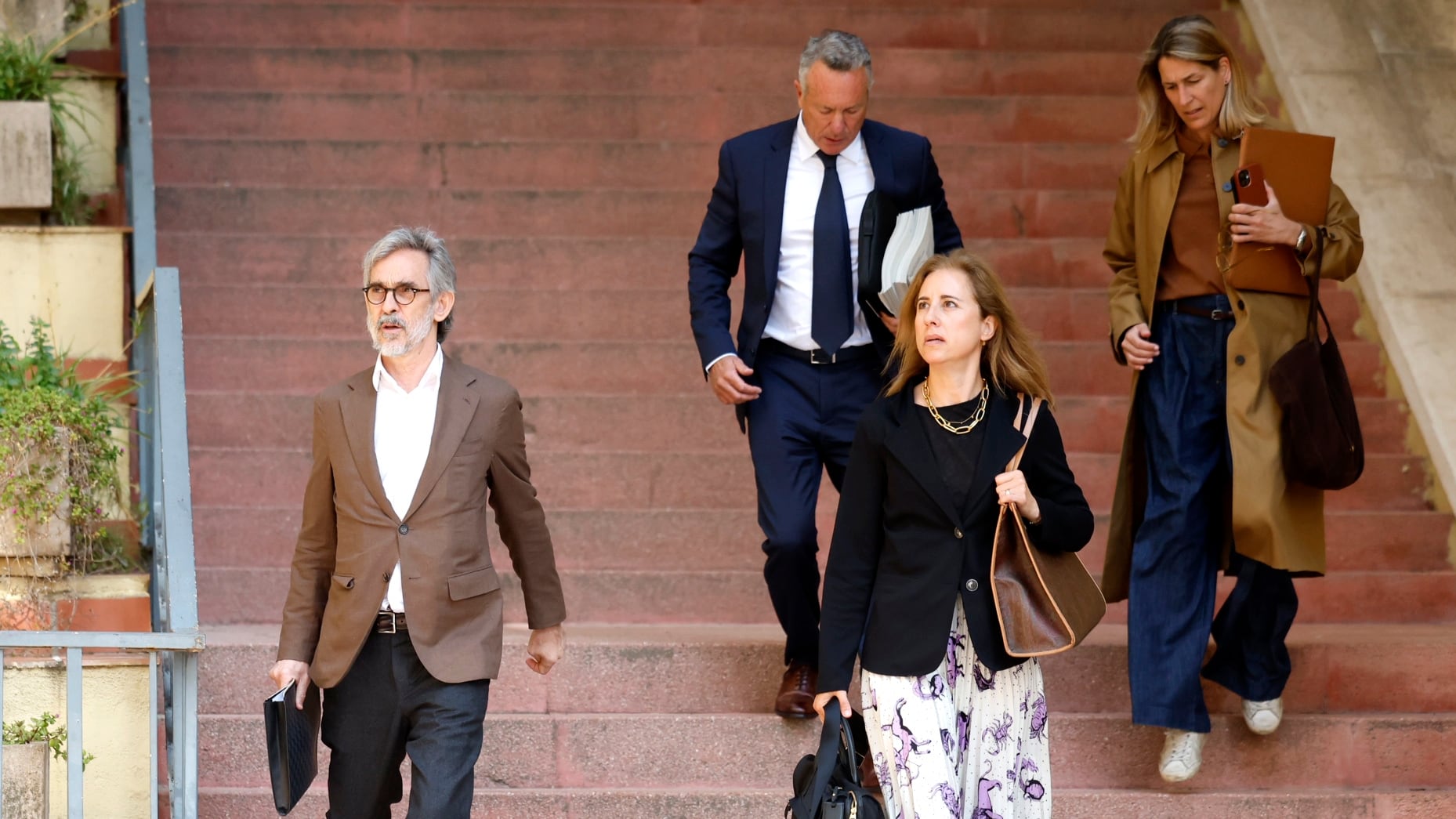 El abogado de Jonathan Andic, Cristóbal Martell, junto a otros letrados entrando a los juzgados de Martorell.