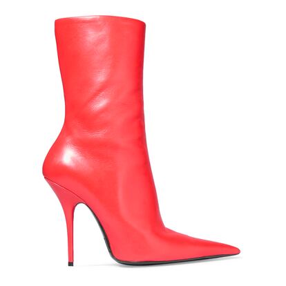 Botas de Balenciaga en cuero rojo (945 euros)