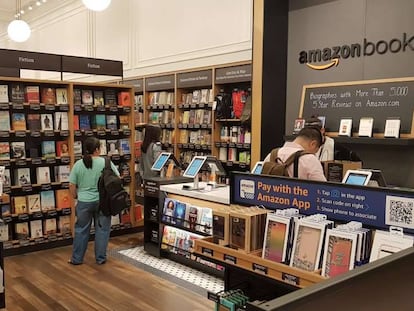 Librer&iacute;a de Amazon en Manhattan. 