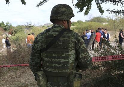 Un soldado hace guardia cerca de la casa donde fue asesinada Gisela Mota, alcaldesa de Temixco, Morelos.