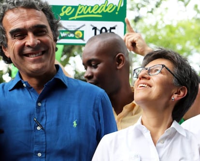 Sergio Fajardo junto a Claucia López, su fórmula vicepresidencial, en un acto de campaña.