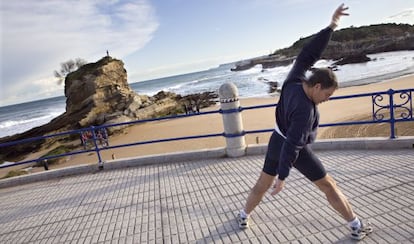 Un home fa exercici davant el mar.