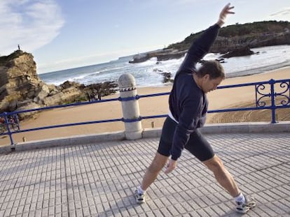 Un home fa exercici davant el mar.
