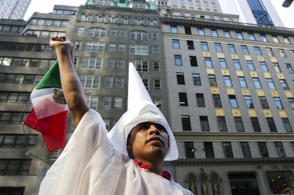 Un manifestante frente a la torre Trump de Manhattan.