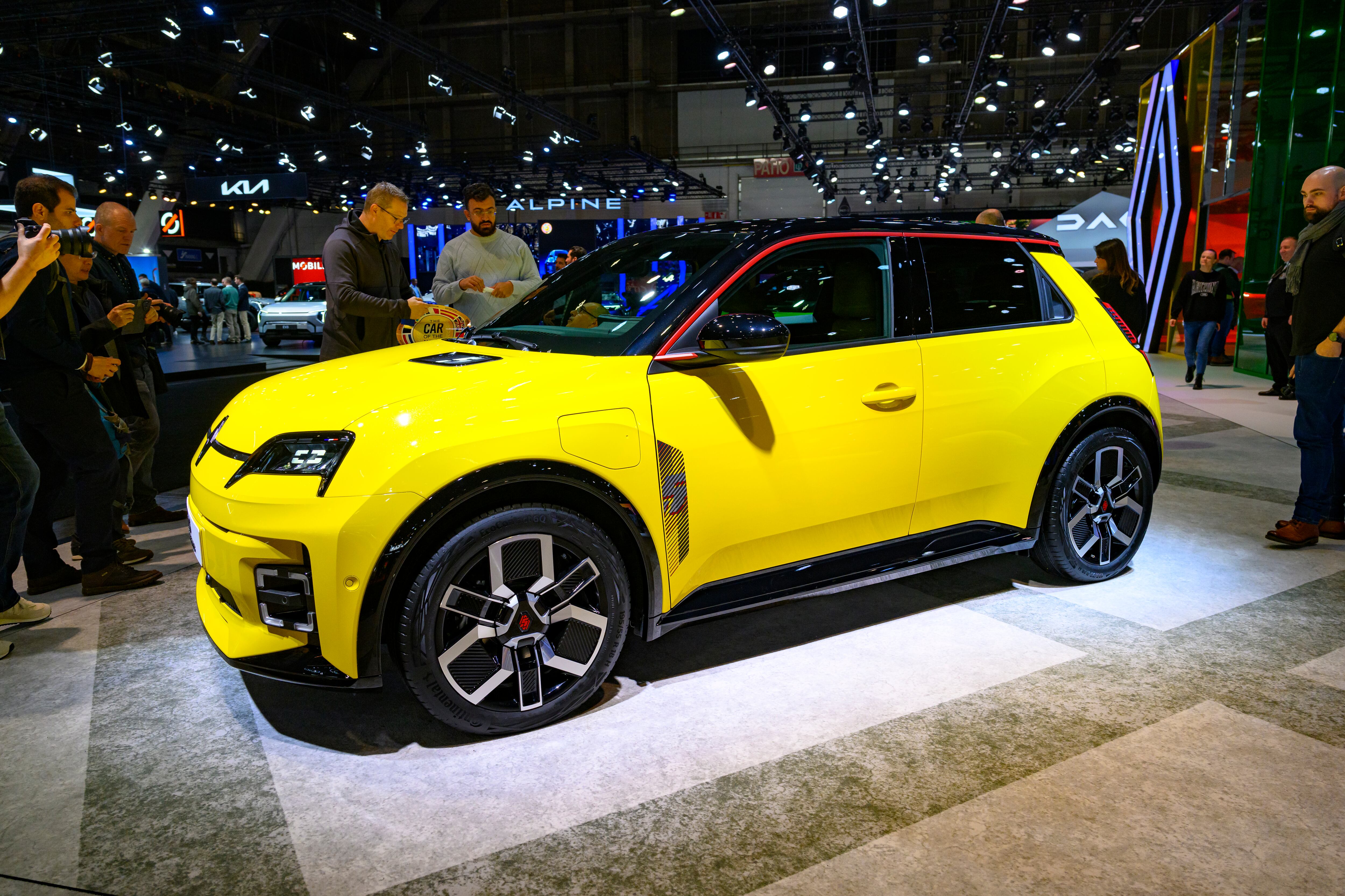 Renault presenta su receta para pelear con China: robots humanoides, IA y una plataforma que abarata un 40% el coche eléctrico