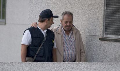 Gervasio Rodríguez, derecha, entra en los juzgados de Lugo con un agente de Aduanas para declarar el 22 de septiembre de 2012.