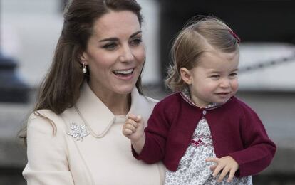 Kate Middleton y la princesa Carlota, durante su viaje oficial a Canadá.