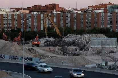 Vista de los escombros que quedan por retirar del estadio Vicente Calderón, antiguo campo del Atlético de Madrid, el 6 de julio.
