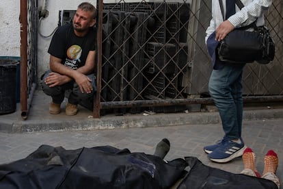 Un trabajador de la ONG World Central Kitchen llora ante los cuerpos sin vida de sus compañeros, muertos por un ataque israelí en el sur de la franja de Gaza, el 2 de abril de 2024.