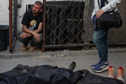 Un trabajador de la ONG World Central Kitchen llora ante los cuerpos sin vida de sus compañeros, muertos por un ataque israelí en el sur de la franja de Gaza, el 2 de abril de 2024. 