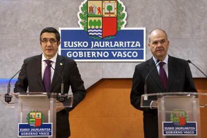 El <i>lehendakari</i>, Patxi López, y el vicepresidente tercero y ministro de Política Territorial, Manuel Cháves, tras la reunión de la Comisión Mixta de Transferencias.