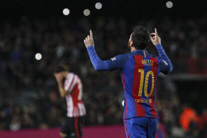 Leo Messi celebra su gol, tercero del equipo frente al Athletic de Bilbao, durante el partido correspondiente a la vuelta de los octavos de final de la Copa del Rey.