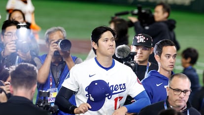 Shohei Ohtani, una de las estrellas de los Dodgers, saluda a la afición en uno de los juegos del equipo celebrados en Japón durante la pretemporada.