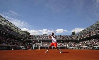 Wawrinka pelotea en la pista Simonne Mathieu de Roland Garros.