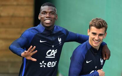 Paul Pogba y Antoine Griezmann al finalizar un entrenamiento de selecci&oacute;n francesa.