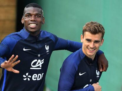 Paul Pogba y Antoine Griezmann al finalizar un entrenamiento de selección francesa.