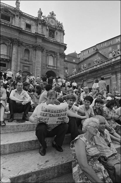 Un hombre lee en un periódico la lista de los papables en las escaleras de la basílica de San Pedro, el 26 de agosto de 1978, mientras se producen las primeras votaciones del séptimo cónclave del siglo XX. El diario 'La Repubblica' había publicado unos días antes un documento secreto del Ministerio de Exteriores italiano sobre los favoritos de la curia romana: los cardenales Bertoli, Bagio y Benelli. Pocos apostaban por Albino Luciani, aunque sí por un Papa que siguiera con las reformas del Concilio Vaticano II sin volver atrás. Se esperaba un largo debate pero apenas duró un día.