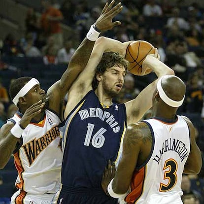 Gasol pelea por un baln ante Stephen Jackson y Al Harrington de los Golden State Warriors