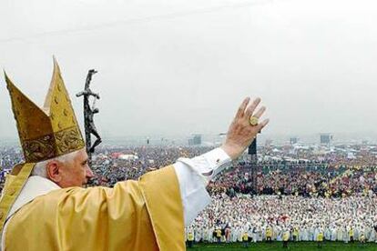 El Papa saluda a la multitud congregada en Marienfeld durante las jornadas de la juventud, en una imagen difundida por <i>L'Osservatore Romano,</i> el órgano oficial del Vaticano.