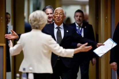 El presidente del Consejo Europeo, António Costa, y la presidenta de la Comisión, Ursula von der Leyen, se saludaban este jueves en Bruselas.