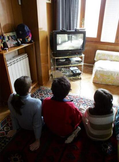 La televisión se convierte, a veces, en la única <i>niñera</i> de muchos niños.