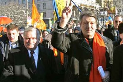 Víktor Yúshenko, derecha, recibe la visita del ex presidente polaco Lech Walesa en Kiev.