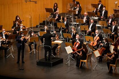 El violinista Leonidas Kavakos junto al director David Afkham (de espaldas) y varios integrantes de la OCNE, durante la interpretación del concierto de Chaikovski, el jueves en Santander.