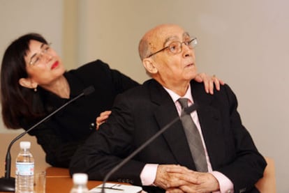 Pilar del Río and José Saramago at the 2007 presentation of the writer's <i> Small Memories</i>.