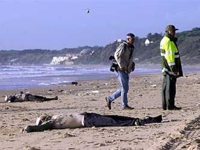 Los cadáveres de dos de los 37 inmigrantes que murieron al naufragar una patera cerca de Rota.