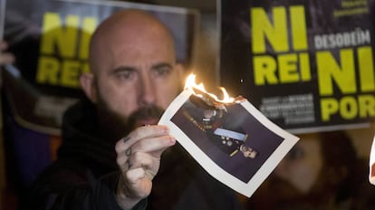 El concejal de la CUP en el Ayuntamiento de Barcelona Josep Gargant&eacute; quema una foto del Rey.