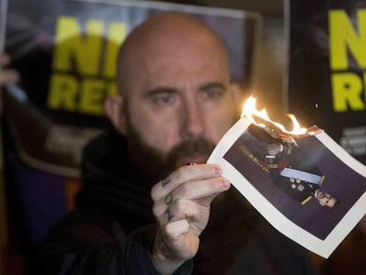 El concejal de la CUP en el Ayuntamiento de Barcelona Josep Gargant&eacute; quema una foto del Rey.