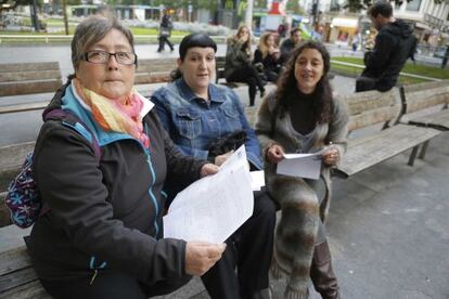 Pilar, Aloña y al fondo Vicky Molina, la presidenta de la Asociación de Afectados por Lanbide