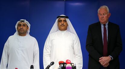 Ismail al-Hosni (i), director general de la Autoridad de Aviación de los Emiratos Árabes Unidos, Ghaith al- Ghaith (c), director general de Flydubai, y James Vile, vicepresidente de operaciones de vuelo en Flydubai, durante el minuto de silencio antes de la rueda de prensa en Dubái.