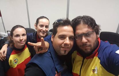 Beatriz Mart&iacute;nez, F&aacute;tima G&aacute;lvez, Alberto Fern&aacute;ndez y Antonio Bail&oacute;n, en el aeropuerto de Dubai.