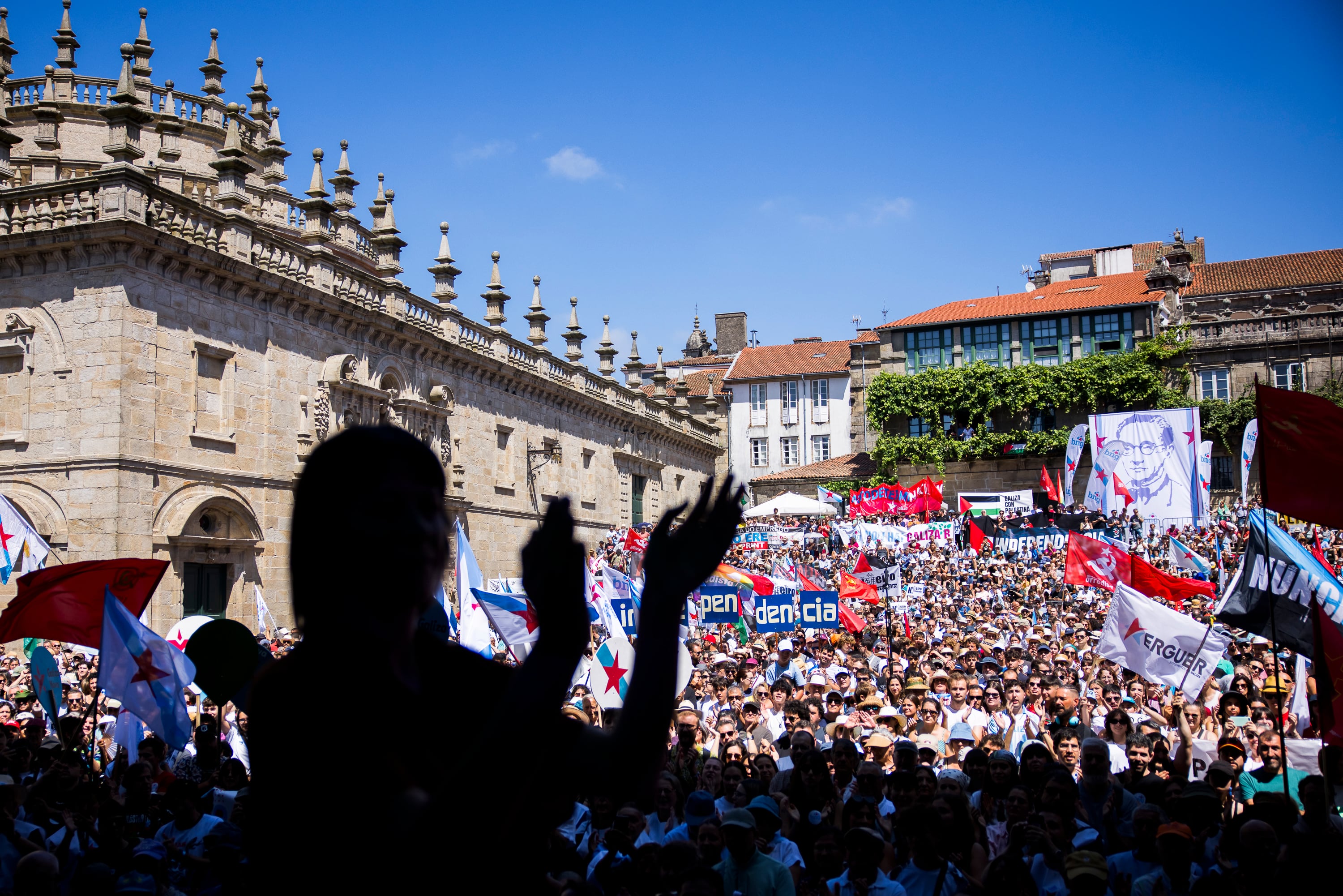 Miles de personas secundan la manifestación nacionalista por el Día de Galicia: “La alternativa al futuro oscuro está en las naciones sin Estado”