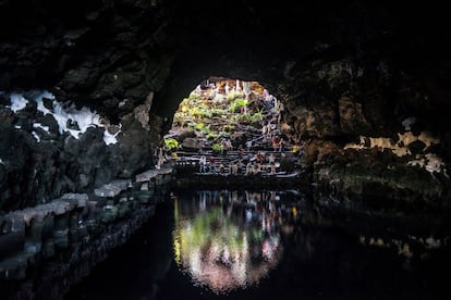 Grupos de turistas en los Jameos del Agua, en el Volcán de la Corona de Lanzarote, en 2016.