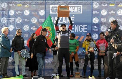 Podio final con Jamie Mitchell en lo más alto como primer vencedor de la Nazaré Challange.